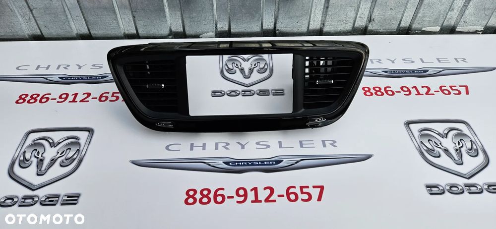 Chrysler Pacifica 2016- Ramka wyświetlacza radia Dekor Kratki środkowe nawiewu 625678007