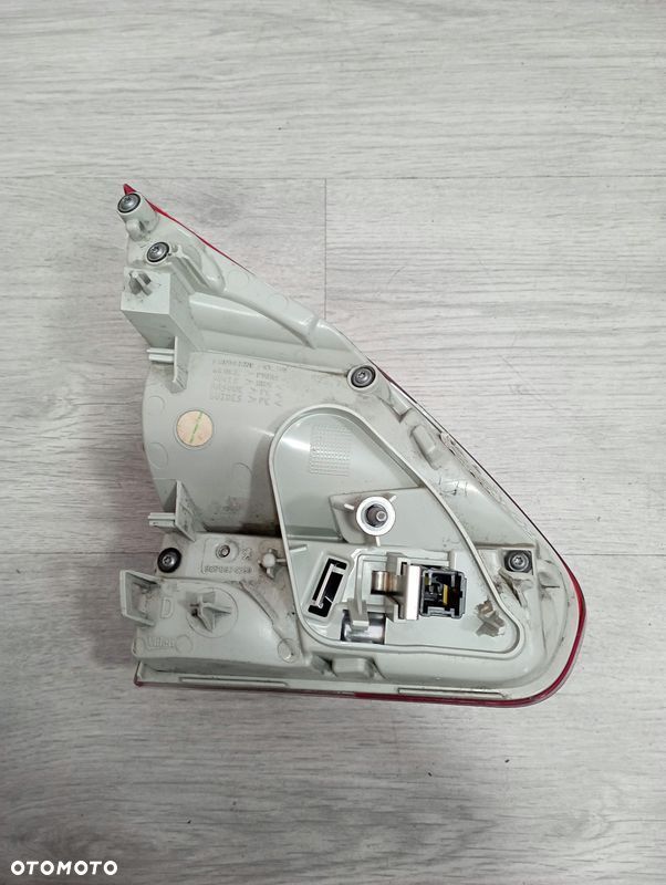 PEUGEOT 2008 LAMPA LEWA TYŁ TYLNA W KLAPĘ 9678074580 - 1