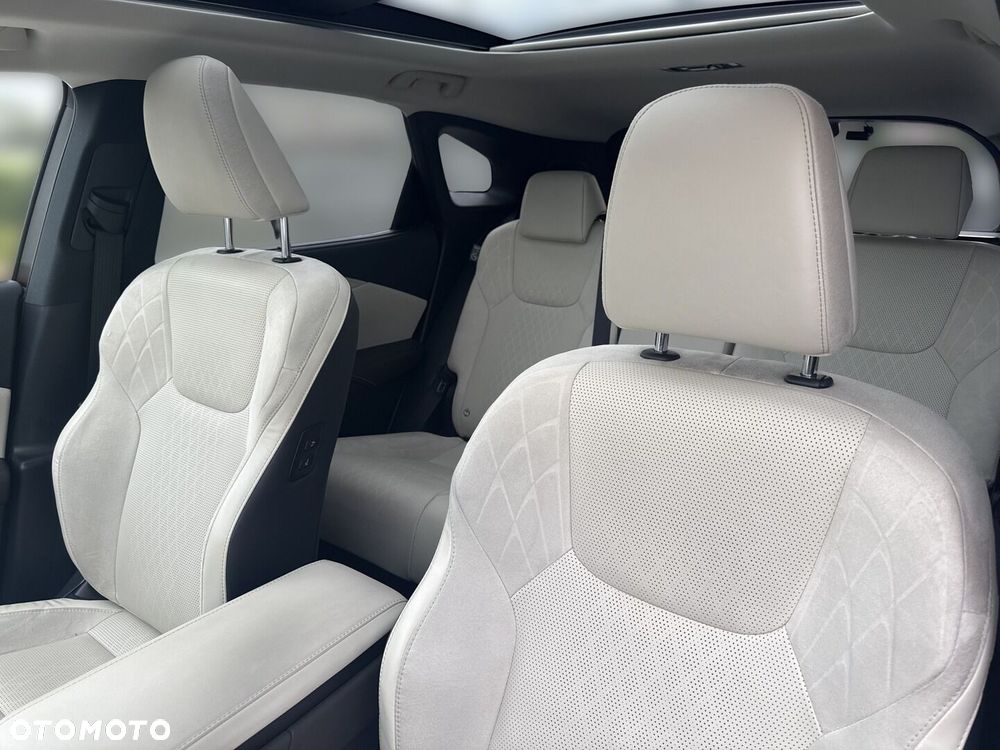 Lexus RX 450h+ Omotenashi - 12
