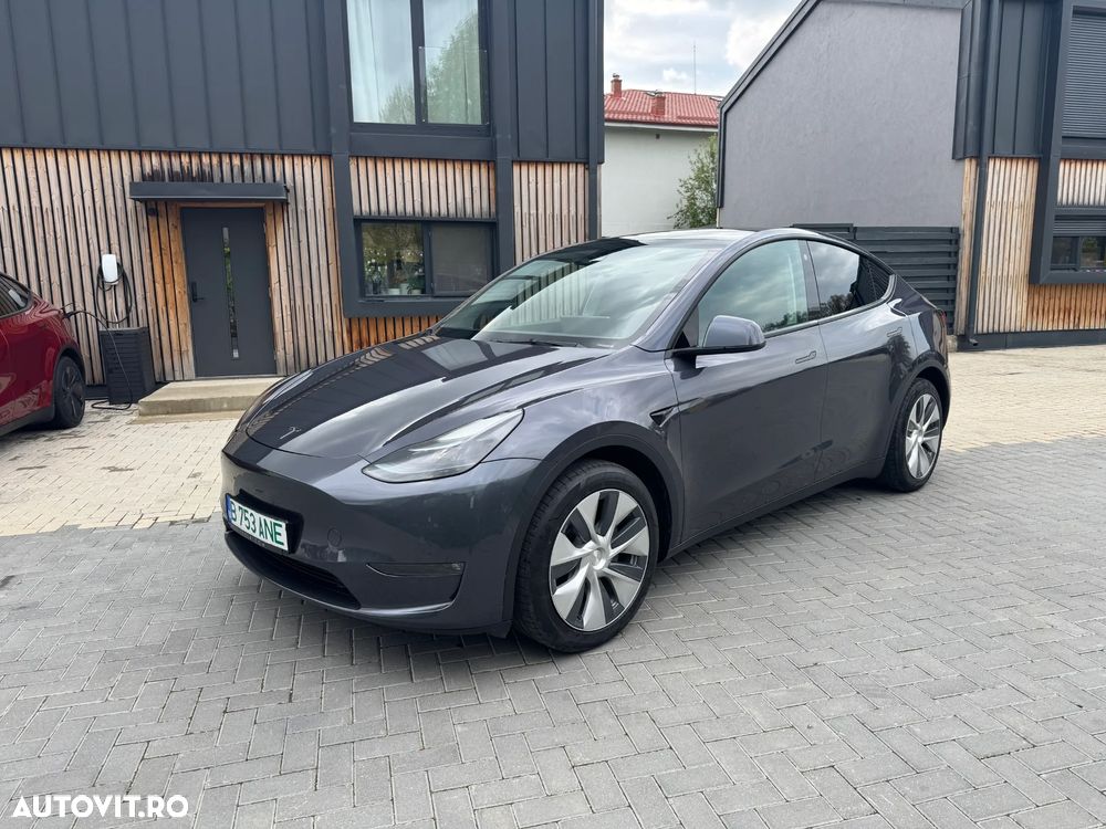 Tesla Model Y - 8