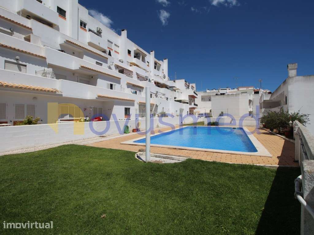 Apartamento T1 com jardim e piscina, central, junto à Praia dos Pes... - Grande imagem: 2/26