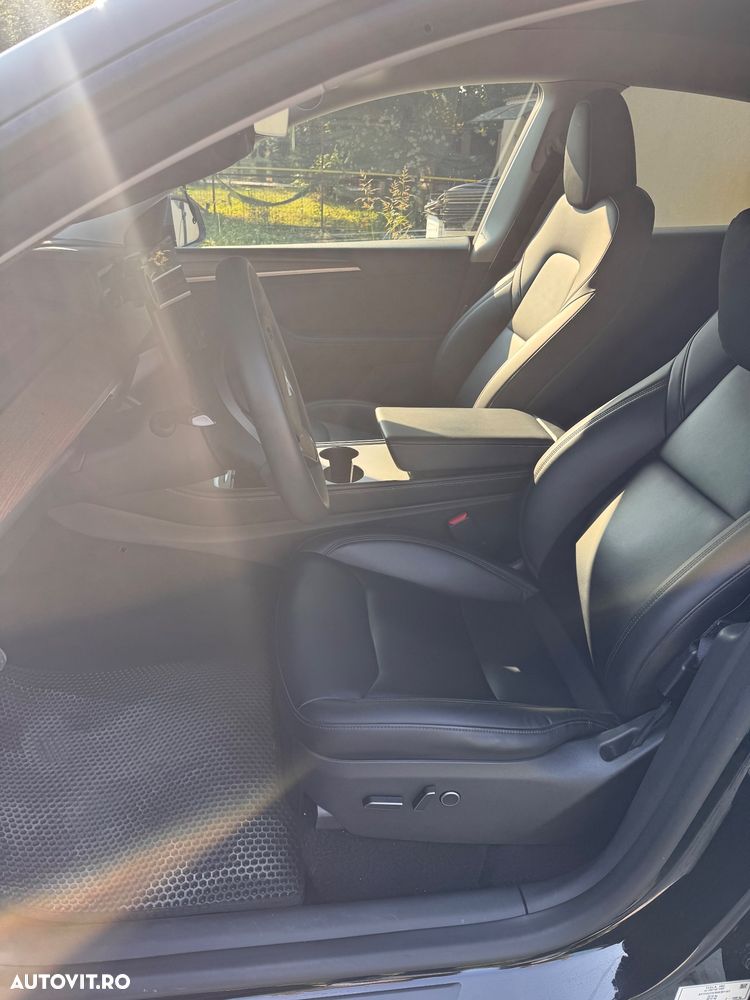 Tesla Model Y Long Range AWD Premium - 14