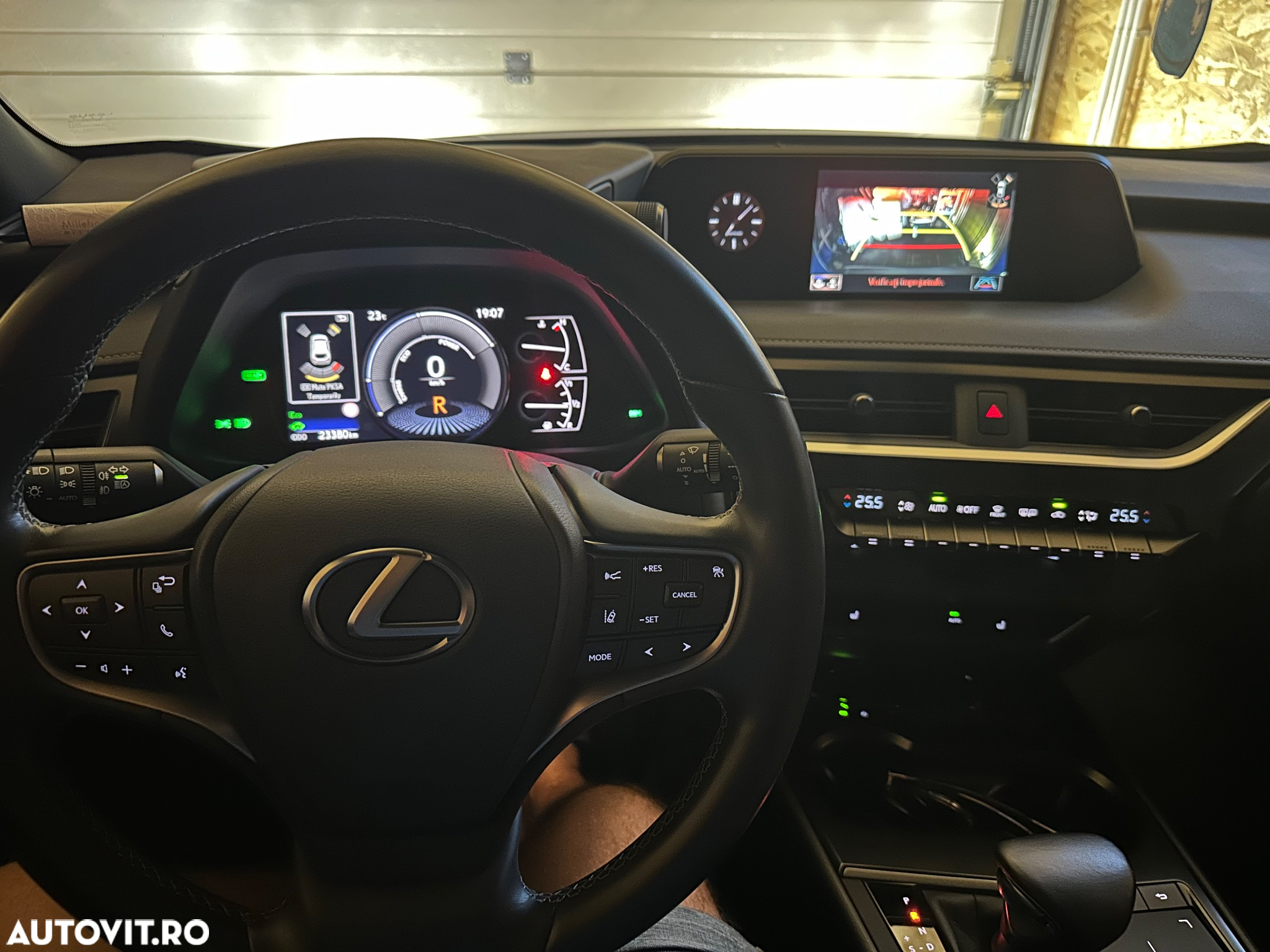 Lexus UX 250h 2.0L HEV 20H- (178 HP) 4X4 CVT Luxury - 34