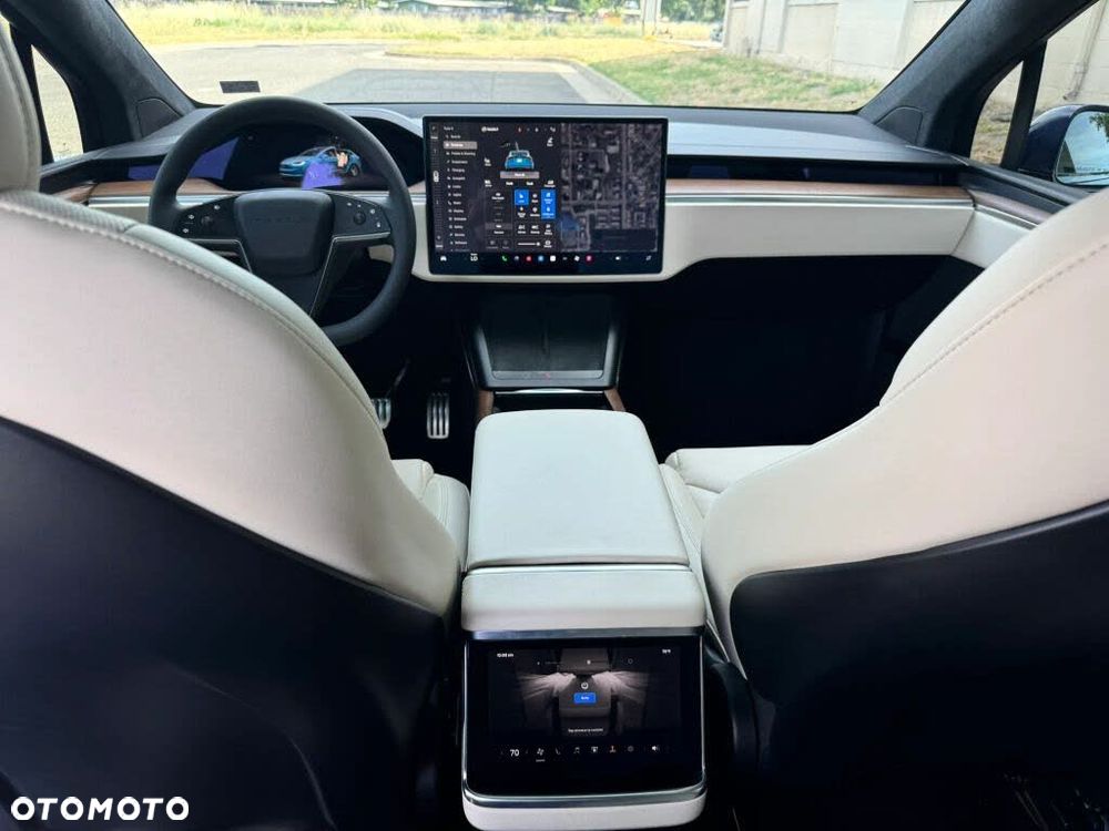 Tesla Model X - 12
