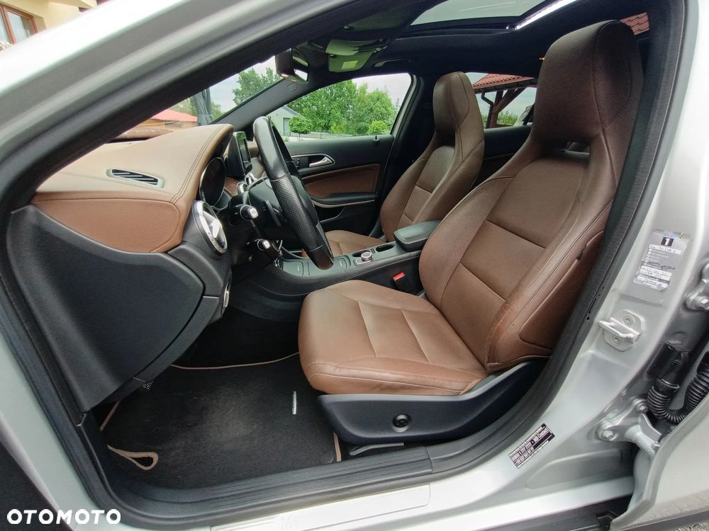 Mercedes-Benz GLA 250 4Matic 7G-DCT - 19