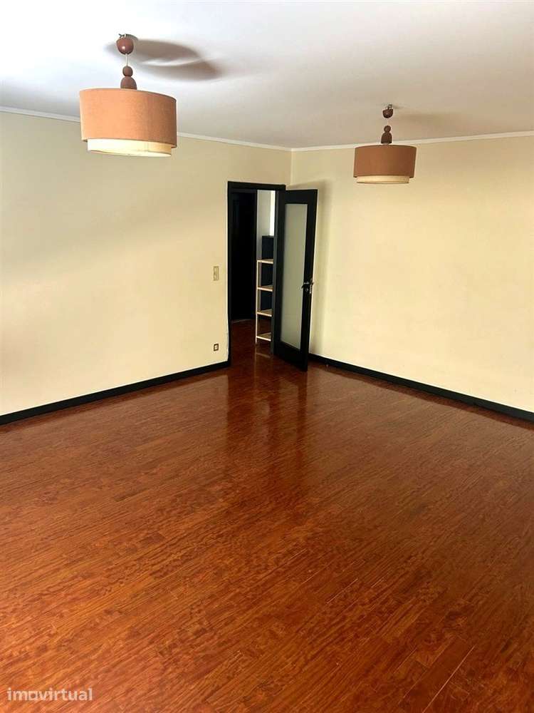 Luminoso T2 no 2.º Andar com 2 Frentes e Garagem – Rua das Doze Casas, - Grande imagem: 2/19