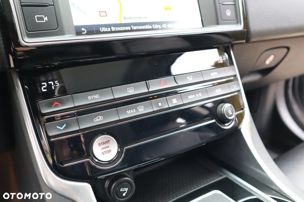 Jaguar XE 20d Prestige - 18