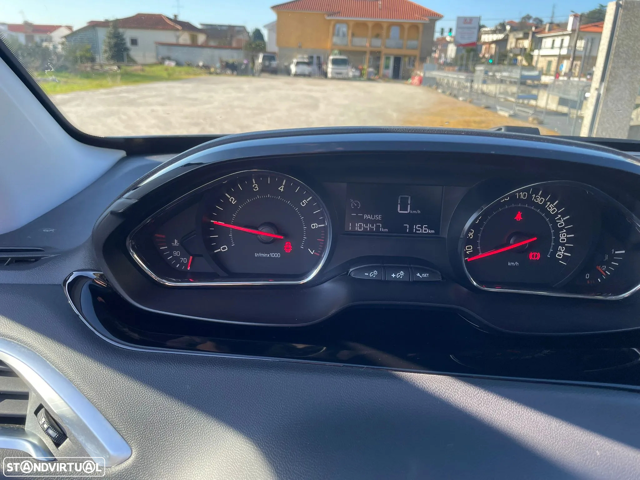 Peugeot 208 - 8