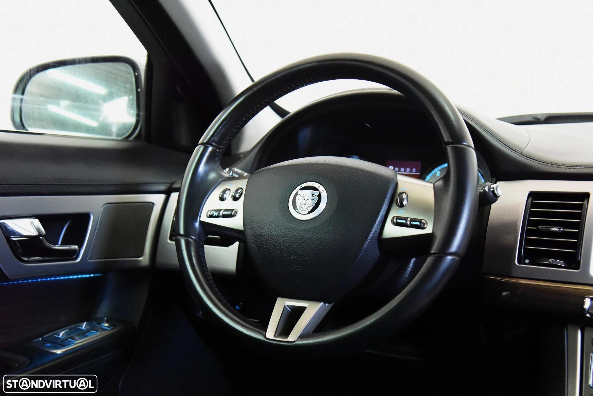 Jaguar XF 2.7 D V6 Luxury - 16