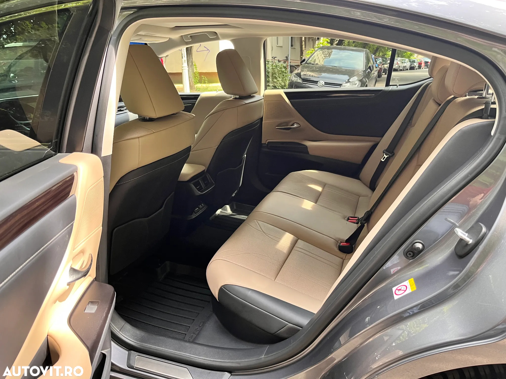 Lexus Seria ES 300h 2.5 TNGA HV 25H- 4X2 CVT Executive - 22