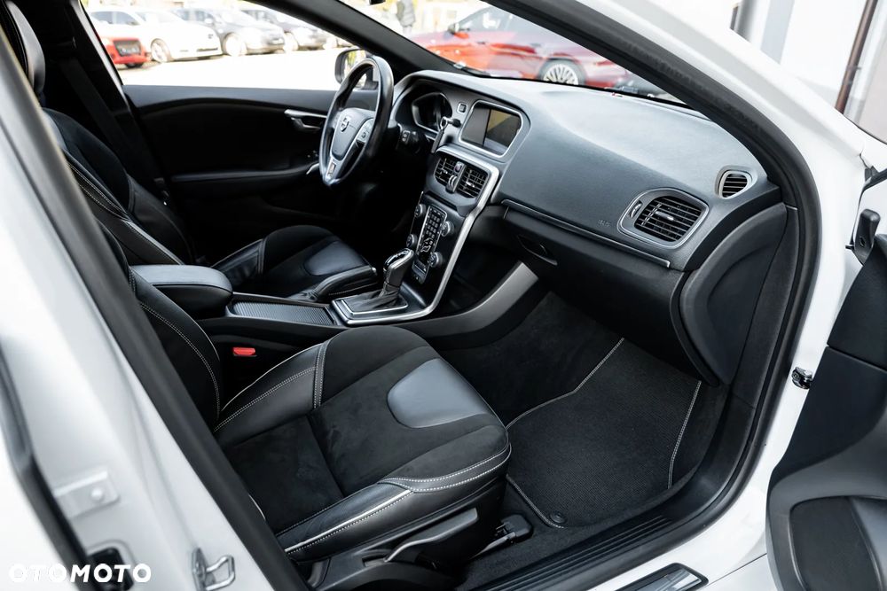 Volvo V40 D3 Geartronic RDesign - 25