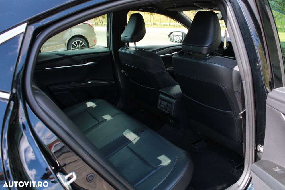 Toyota Camry 2.5 HEV Executive - 23