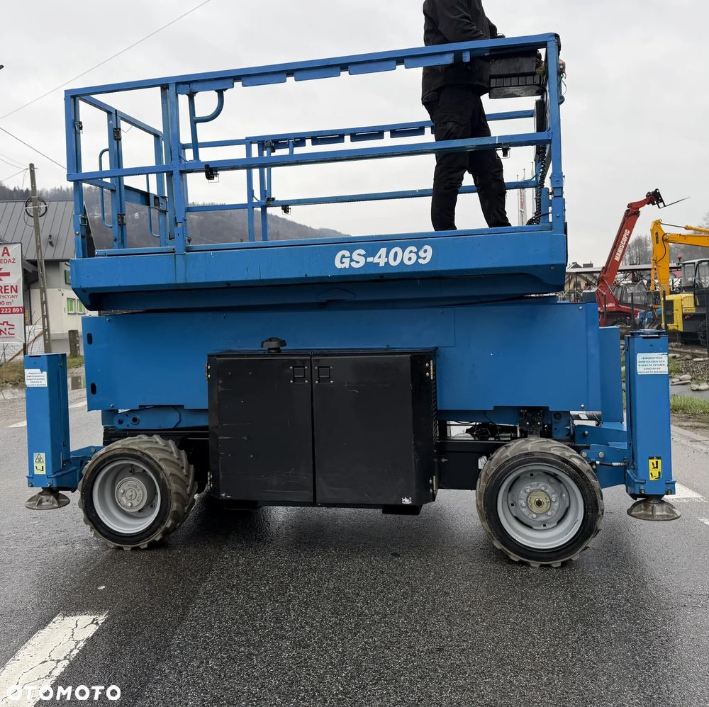 Genie Zwyżka Terenowa GS-4069RT Podnośnik Nożycowy Dźwig 14,5 metra jak Nowa z salonu! 1300 mtg. 2016 rok, Fabryczna przetwornica! 2x Gniazdo 230v góra dół. Pochodzi z Norweskiego urzędu Komuny. Zadbana! 4x4 Silnik Kubota. Zero Luzów i wycieków. Aktualne Serwisy DEKRA BMWT. Wysuwany Balkon. Sterowana z dołu i góry. Okazja Tanio !! Dokumentacja! Bez DPF, adBLUE - 39