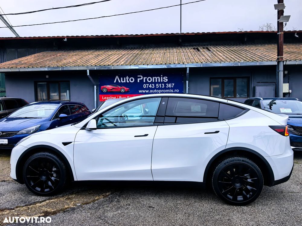 Tesla Model Y - 12