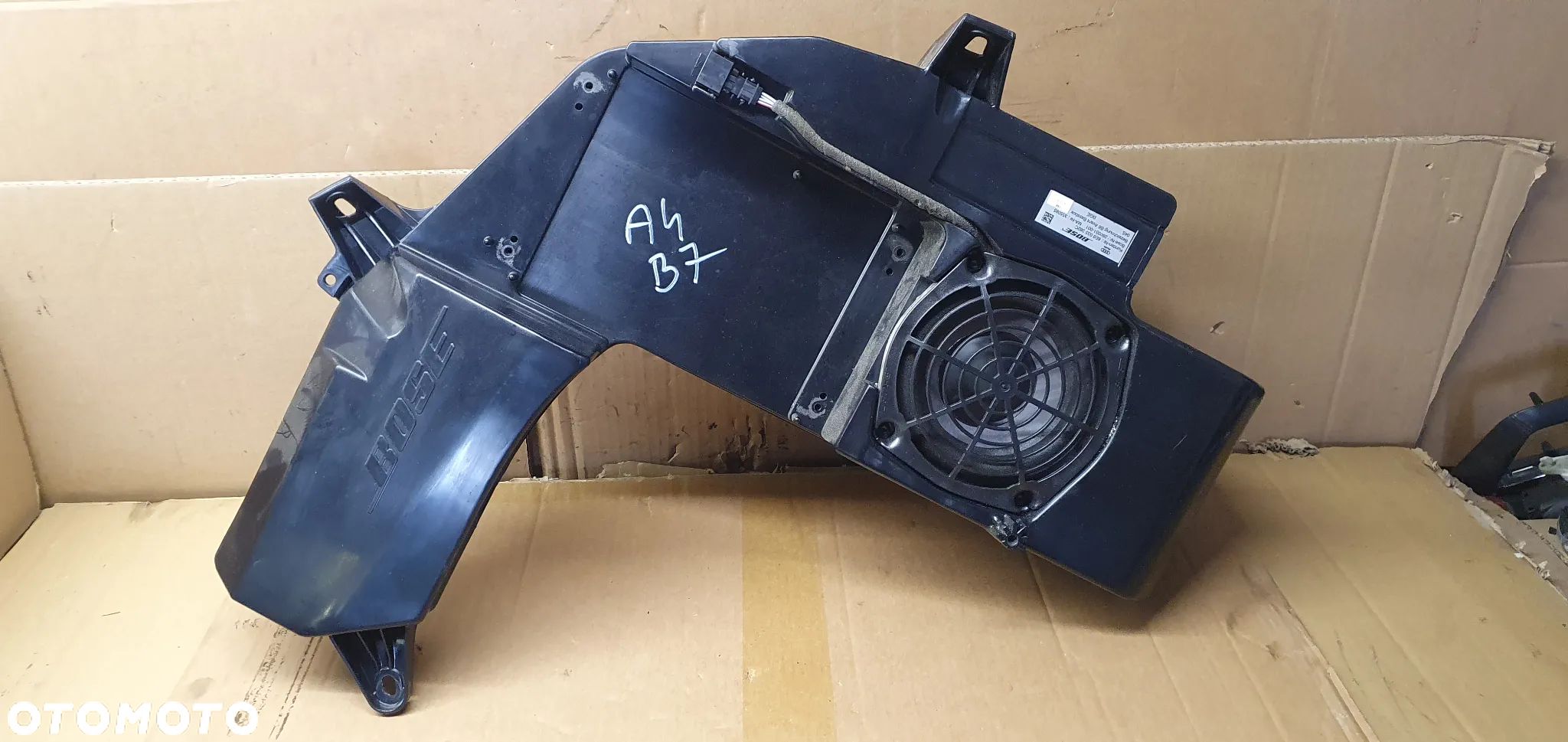 Głośnik subwoofer BOSE Audi A4 B7 8E9035382C - 1