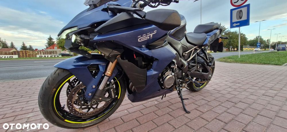 Suzuki GSX - 23