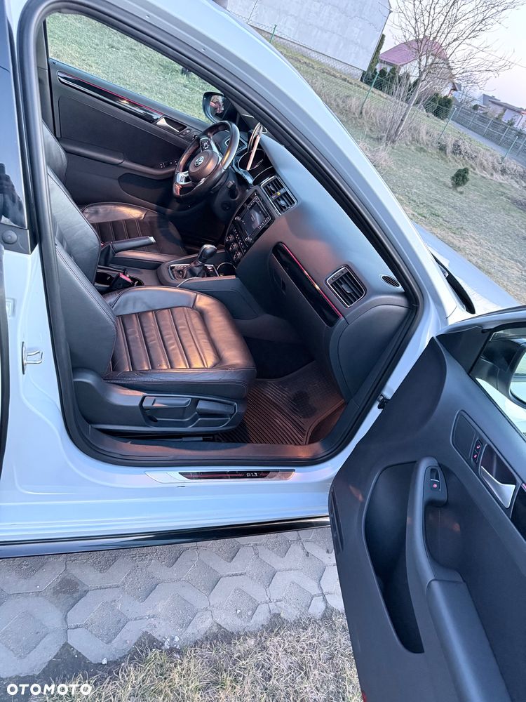 Volkswagen Jetta - 32