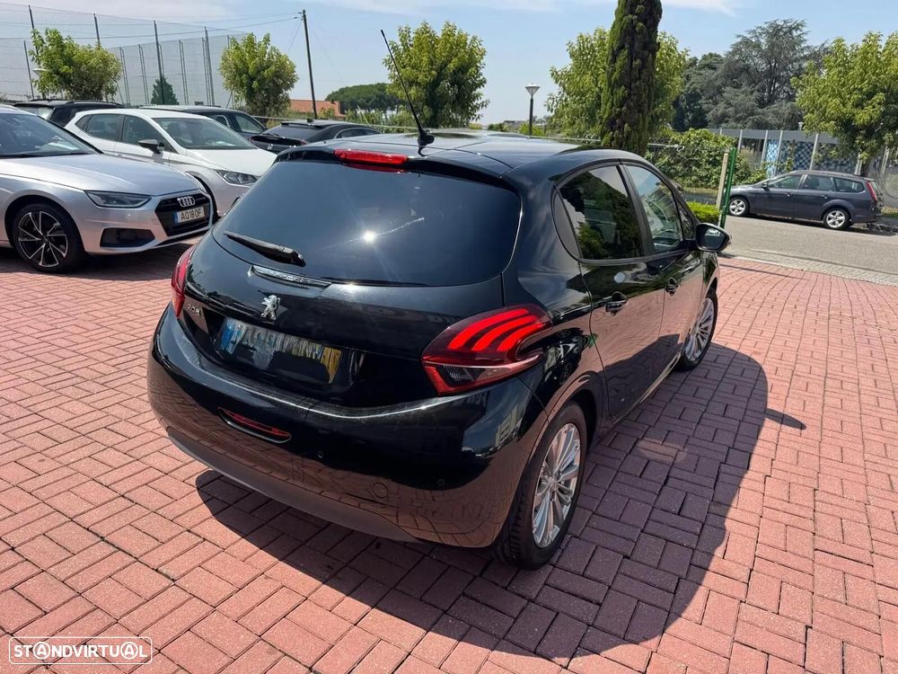 Peugeot 208 - 14