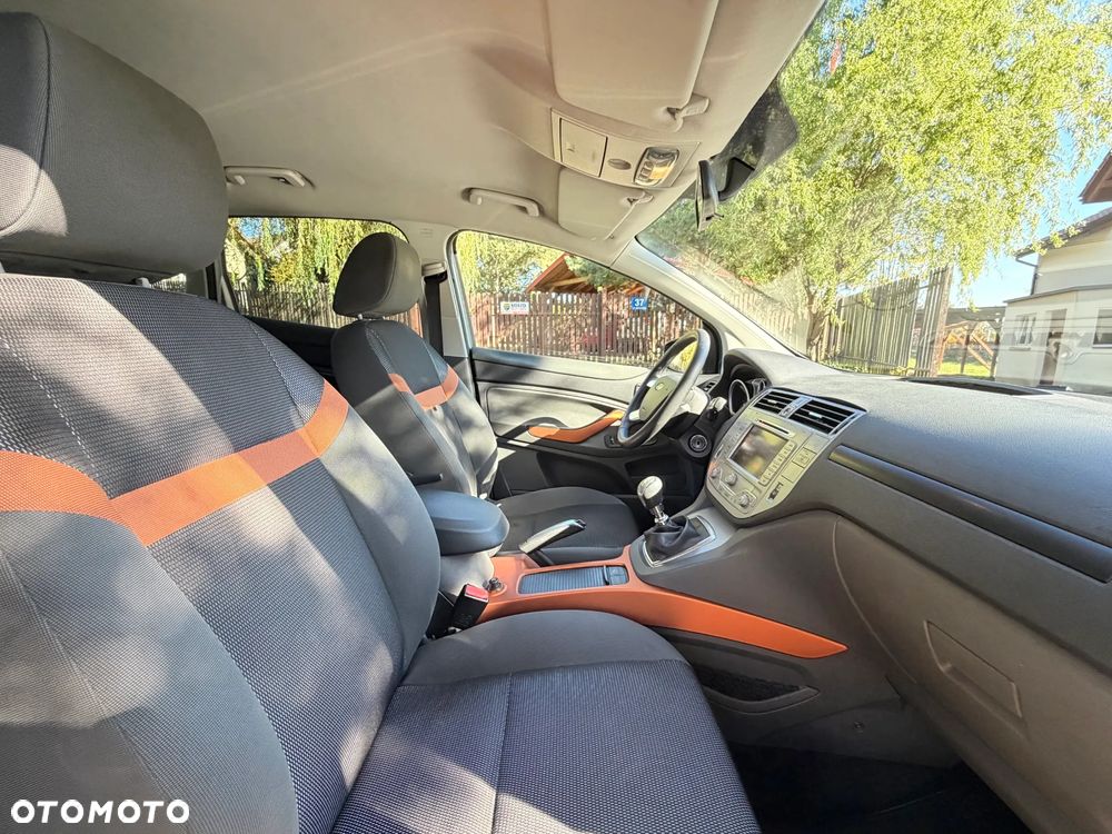 Ford Kuga 2.0 TDCi 2x4 Titanium - 25