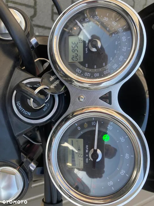 Triumph Bonneville - 3
