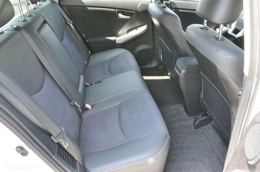 Toyota Prius (Hybrid) Executive - 11