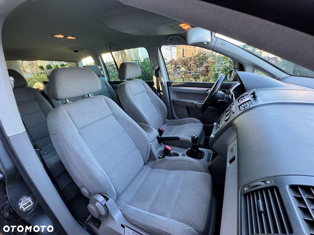 Volkswagen Touran 1.6 FSI Highline - 19