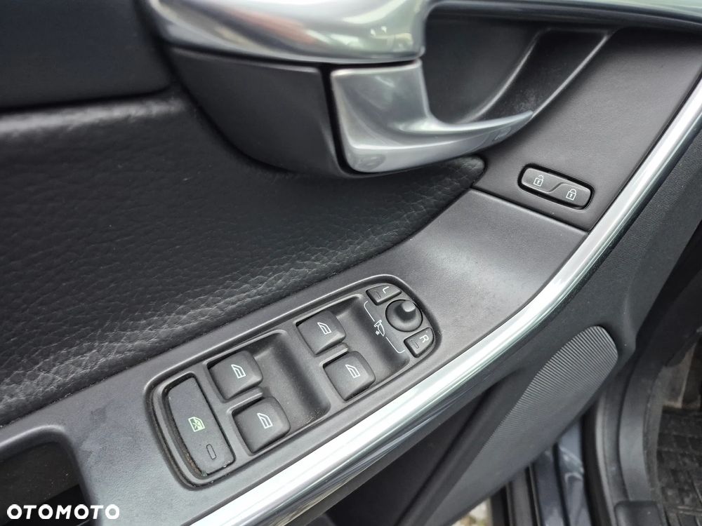 Volvo XC 60 D3 AWD Momentum - 24