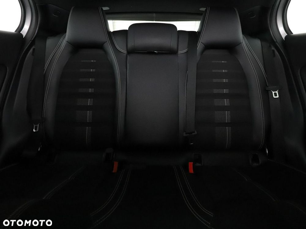Mercedes-Benz GLA 180 Urban - 19