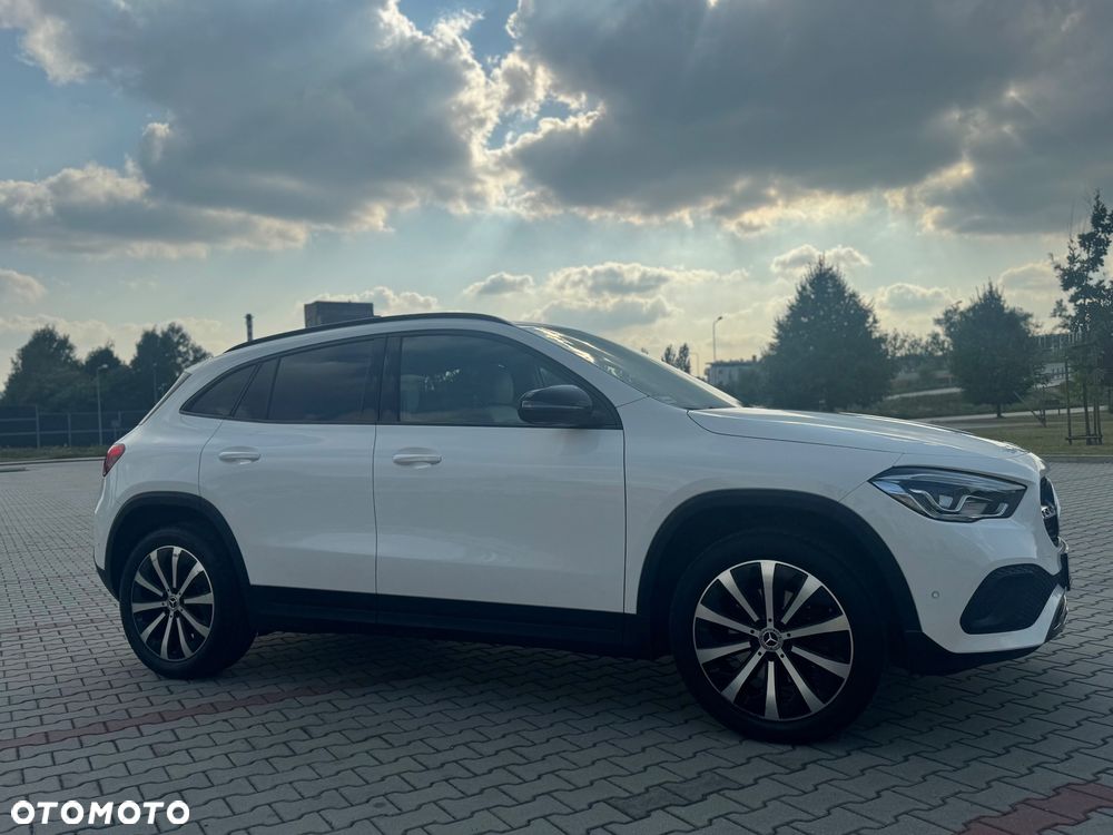 Mercedes-Benz GLA 200 - 4