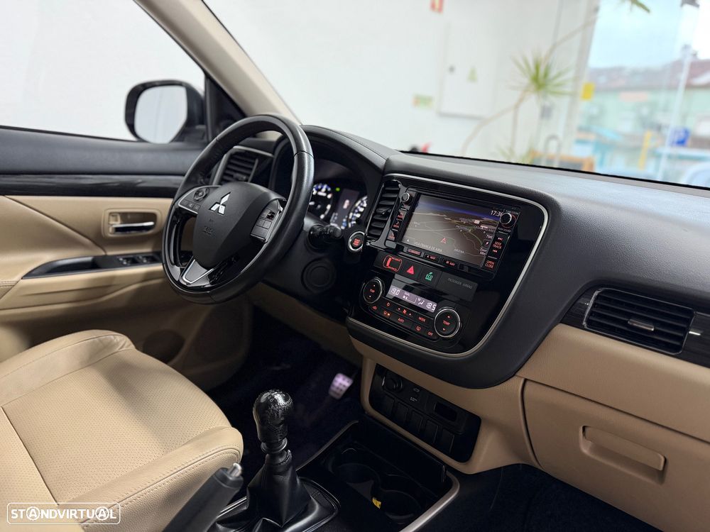 Mitsubishi Outlander 2.2 DI-D Instyle Navi Black Edition - 36