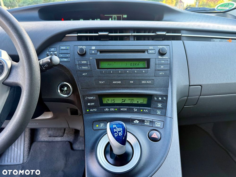 Toyota Prius (Hybrid) Life - 23