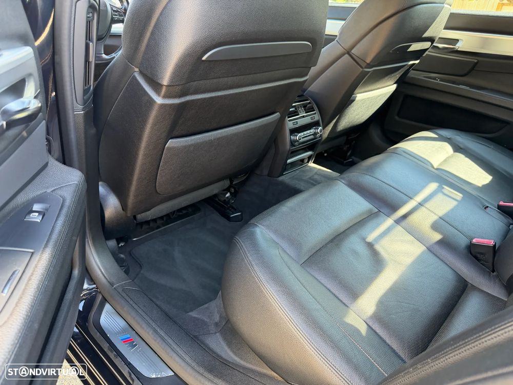 BMW 740 d Pack M - 26