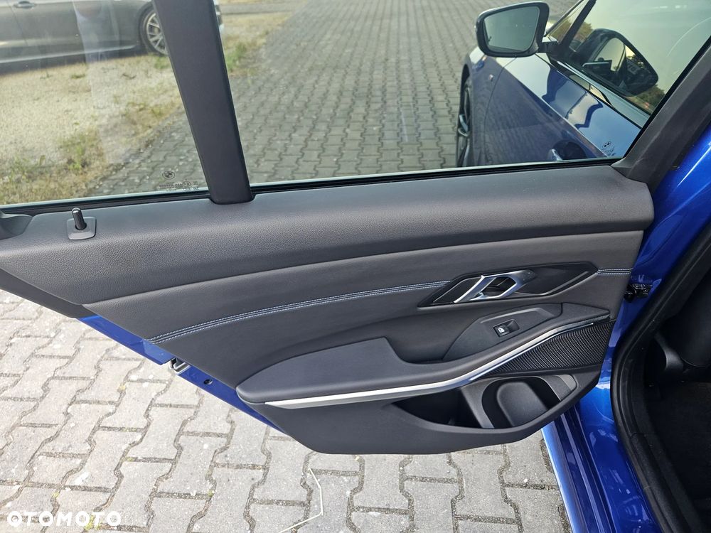 BMW Seria 3 320d xDrive M Sport Shadow - 19