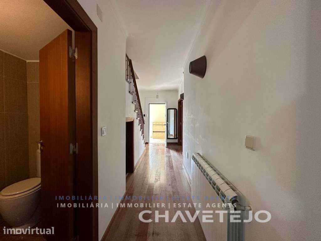 Duplex com 2 garagens e pátio com churrasqueira a poucos minutos da... - Grande imagem: 5/25