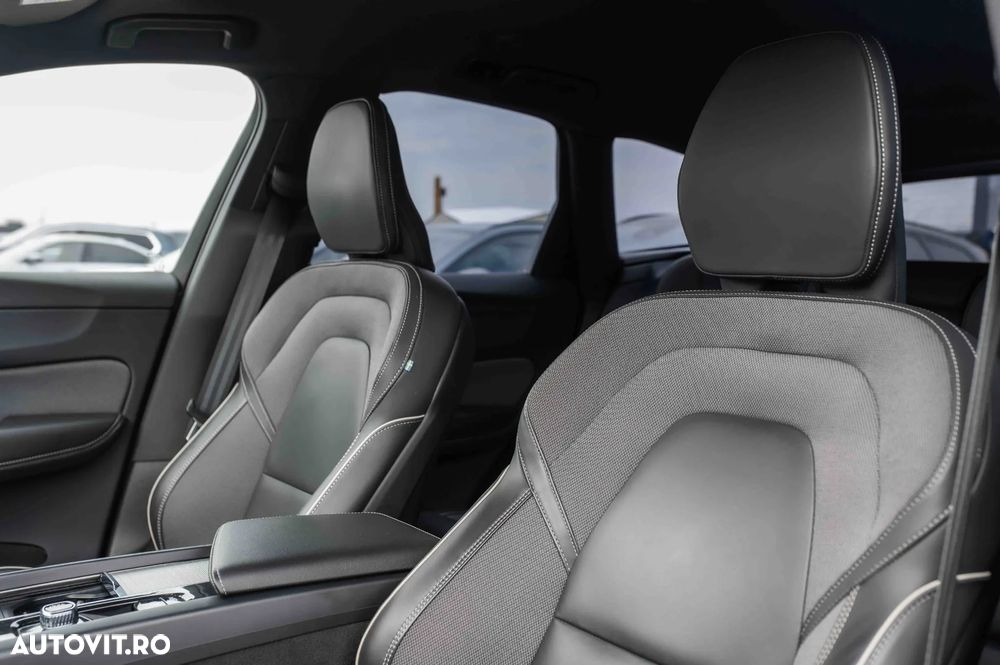 Volvo XC 60 B4 MHEV AT AWD Plus Dark - 17