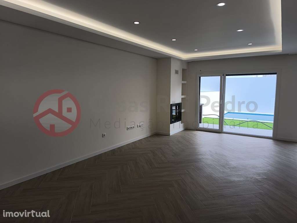 Moradia Geminada de Dois pisos com Piscina e Pérgula, Fernão Ferro - Grande imagem: 3/35