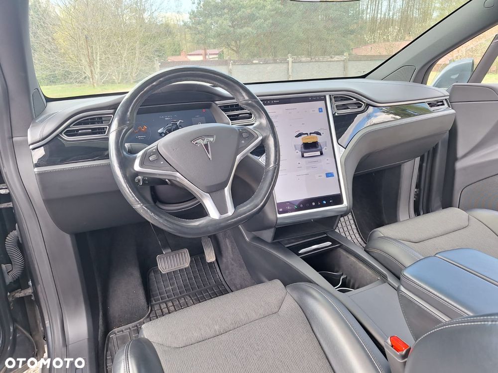 Tesla Model X - 10