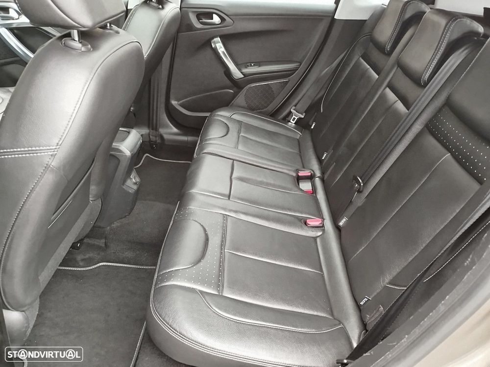 Peugeot 2008 1.2 PureTech Allure EAT6 - 31