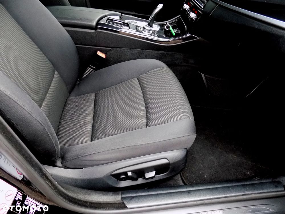 BMW Seria 5 525d xDrive - 14