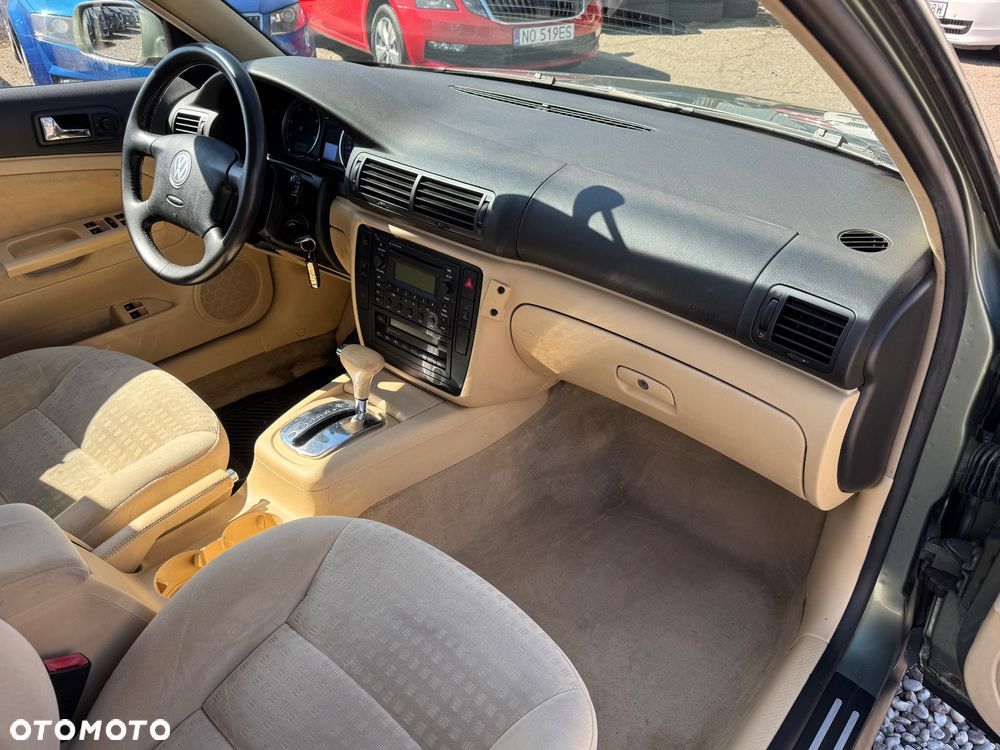 Volkswagen Passat 1.9 TDI Highline - 16