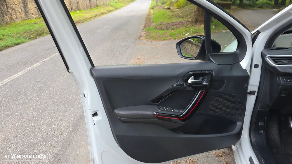 Peugeot 208 1.6 BlueHDi GT Line - 31