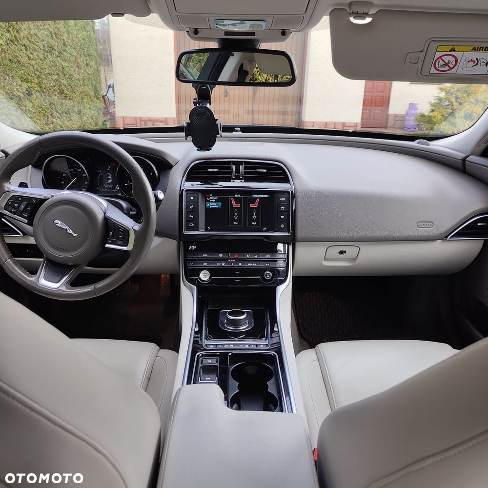 Jaguar XE 2.0 D Prestige - 6