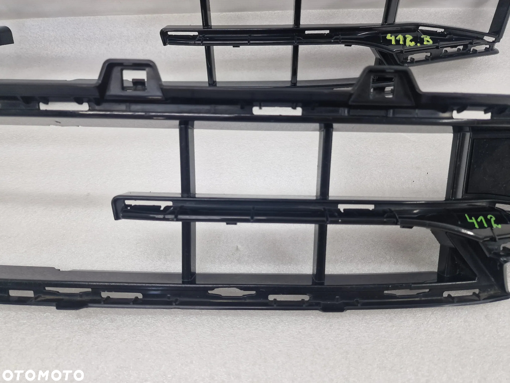 BMW 1 F40 SPORT 19- KRATKA ŚRODKOWA ZDERZAKA PRZEDNIEGO PRZÓD , NR 511117462937 / 17462937 / 211636 / 51117462936 / 7462936 ,  NR AUKCJI KR412 - 3