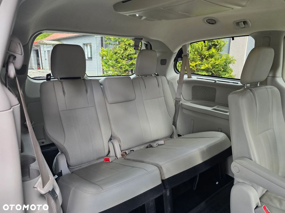 Chrysler Town & Country - 19