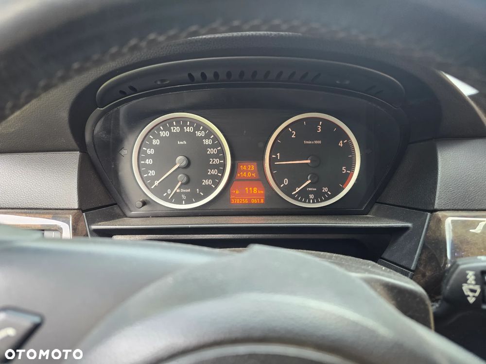 BMW Seria 5 525d - 17
