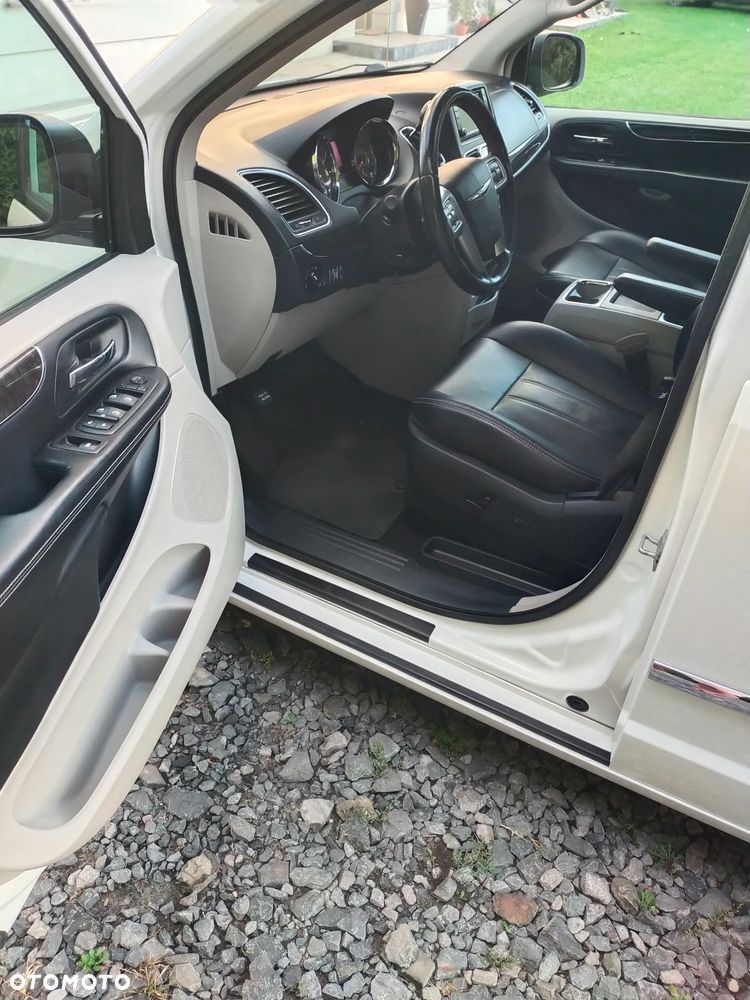 Chrysler Town & Country 3.6 Limited - 13
