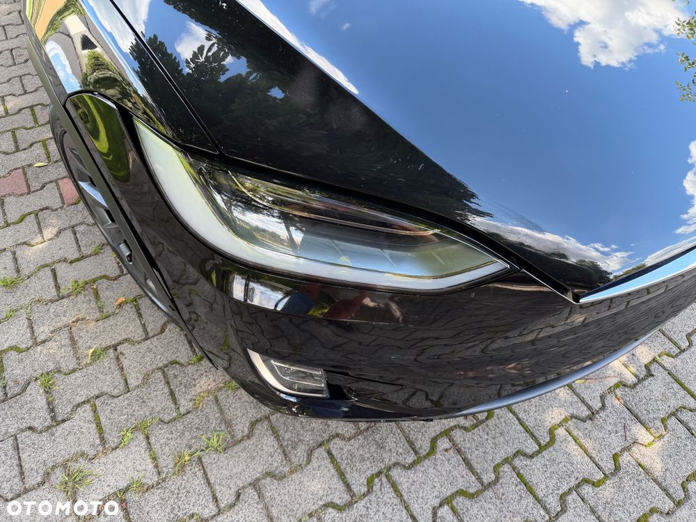 Tesla Model X - 35