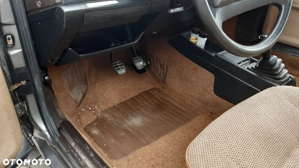 Volkswagen Passat 1.8 GL - 17