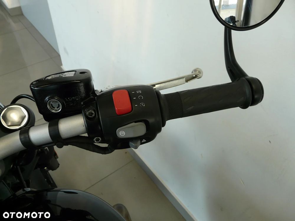 Triumph Bonneville Bobber - 19