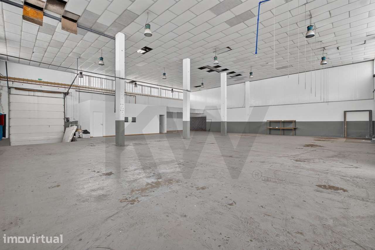 Armazém Industrial com 813m2 e Potencial Habitacional — Junto a São Jo - Grande imagem: 5/36